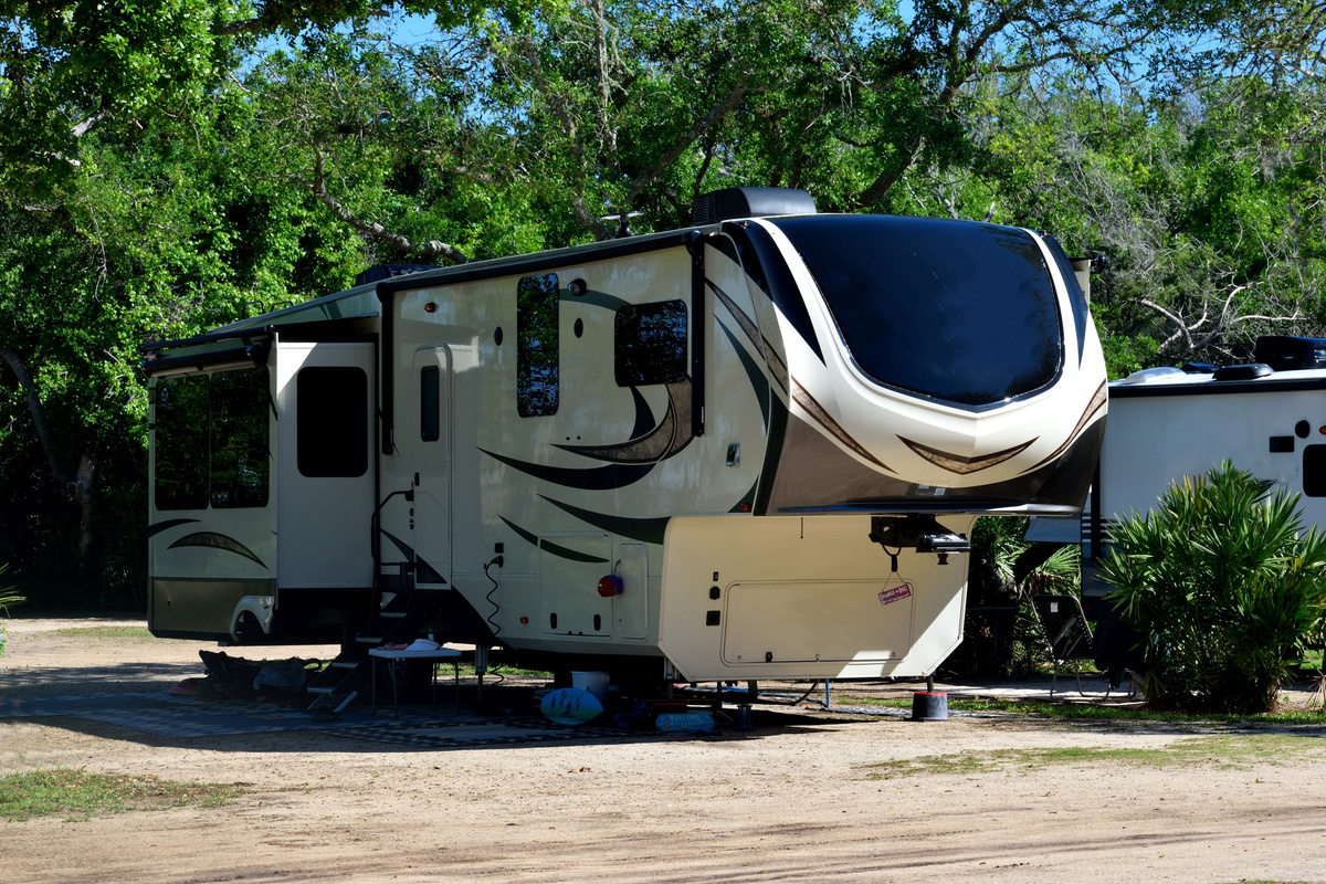 Fifth wheel camper